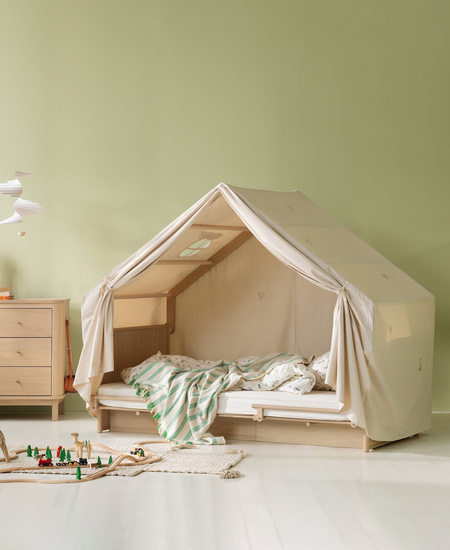 Camp Novel bed with house roof and tent