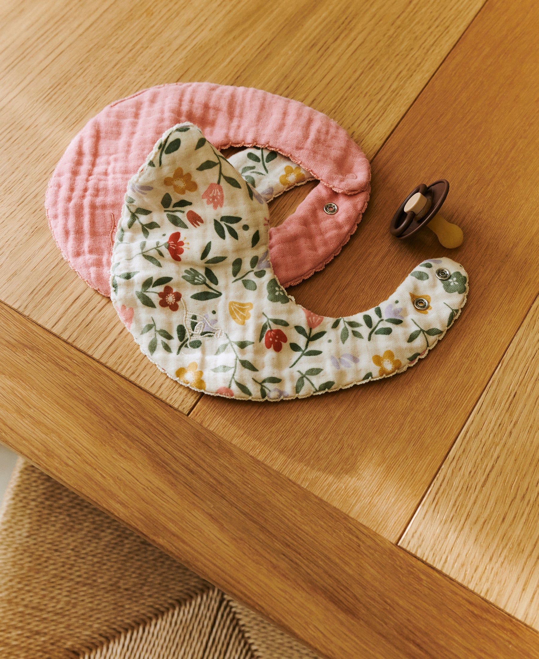 Koa Bib, Flower Market/Blooming Rose