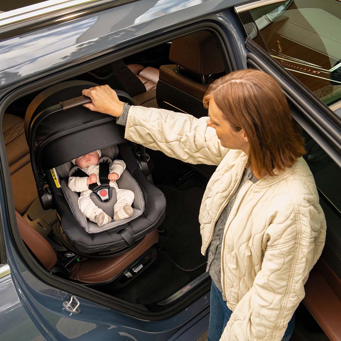 Nuna BASE curv Rotating Slide-Out ISOFIX Car Seat Base