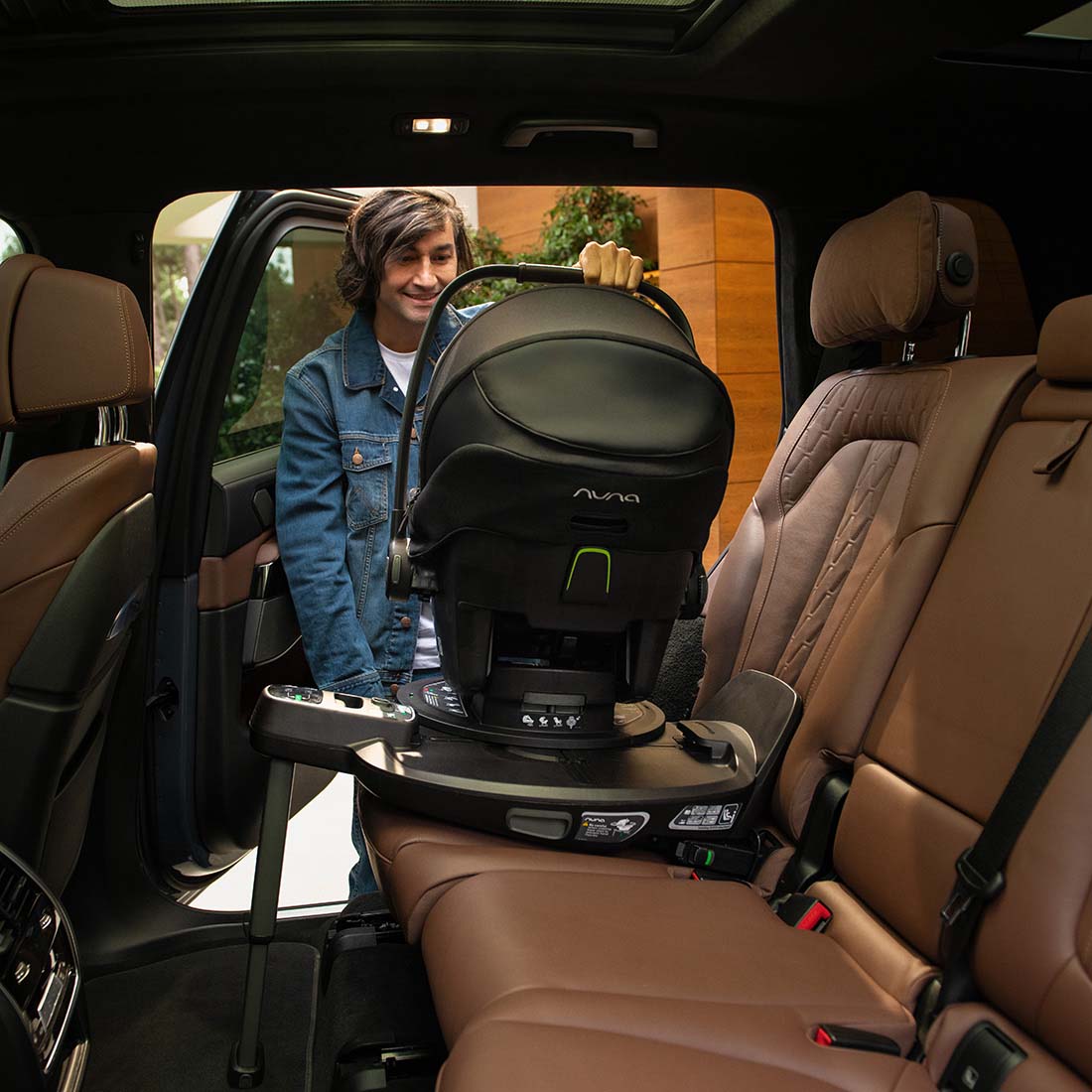 Nuna BASE curv Rotating Slide-Out ISOFIX Car Seat Base