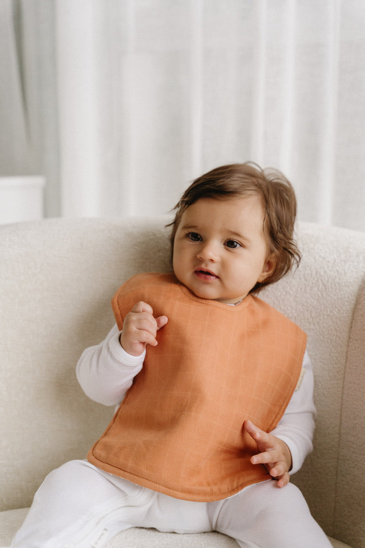Pale blue oversized feeding bib by Bubbadue with soft, waterproof material and adjustable neck strap for babies.