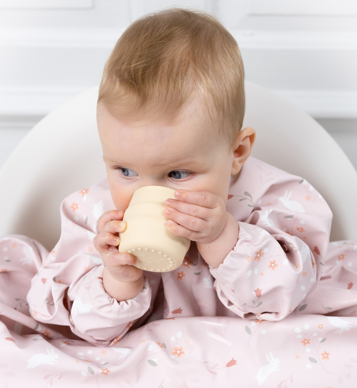Two Bibado Sippit Cups in fawn color, reusable toddler cups with spill-proof lids, designed for easy drinking.