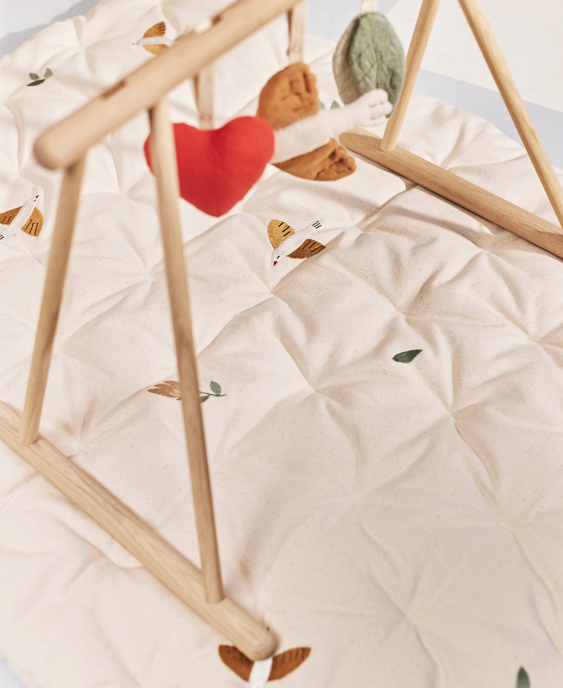 Dear April Meri Play Mattress Songbirds with colorful fabric and playful design, ideal for cozy play and rest for children.
