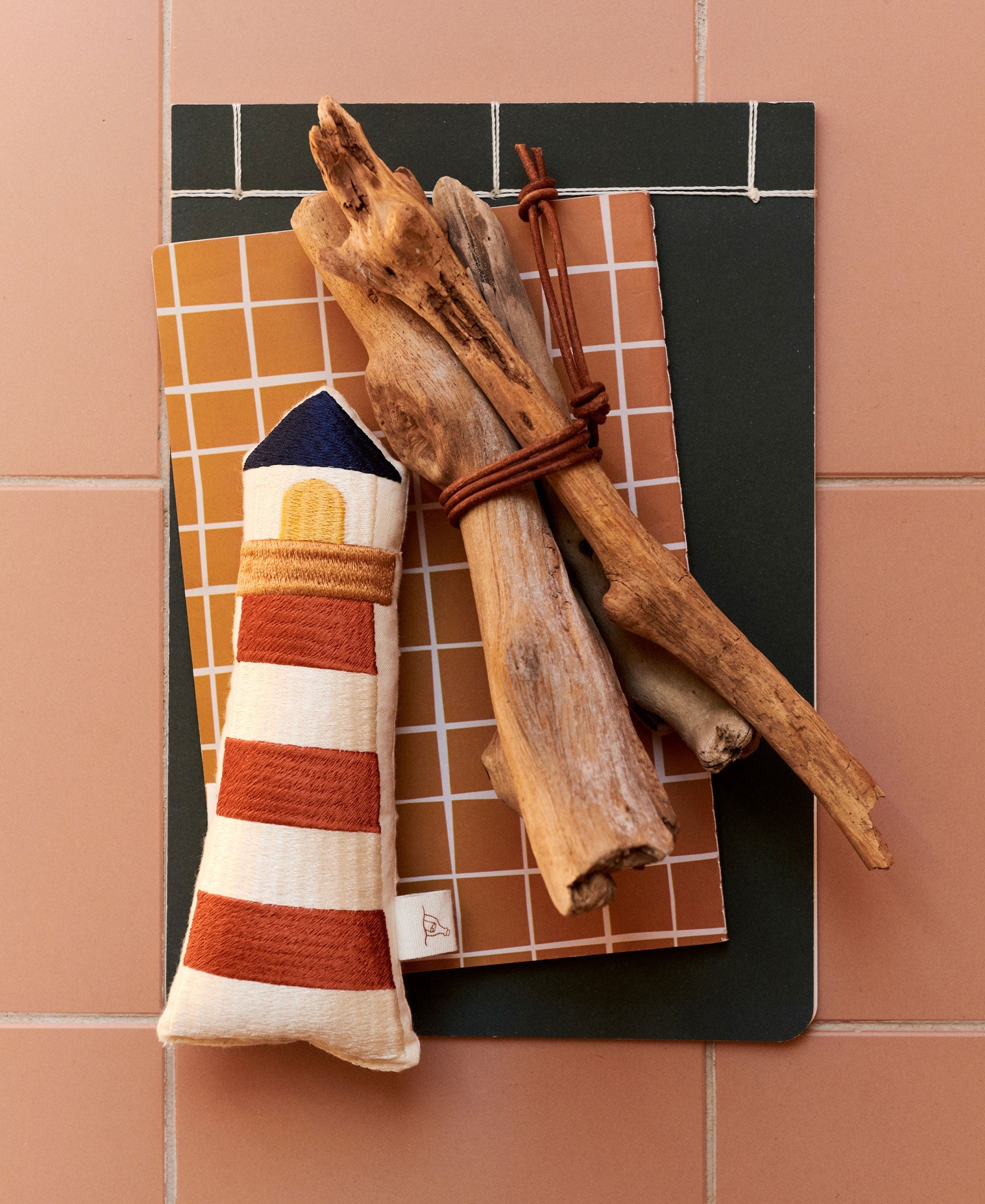 Klint Lighthouse Rattle, Off-white/Multi-coloured - Bubbadue