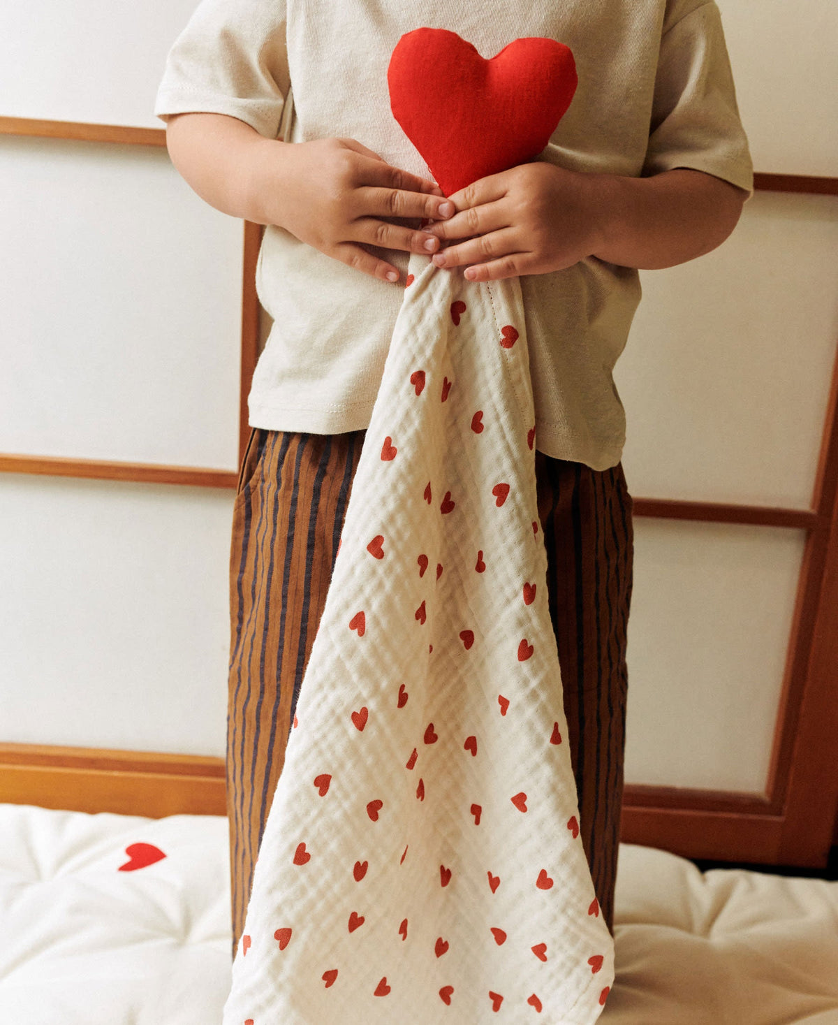 Dear April Aura Cuddle Cloth, Little Love, a 40 x 40 cm organic cotton muslin comfort cloth for babies.