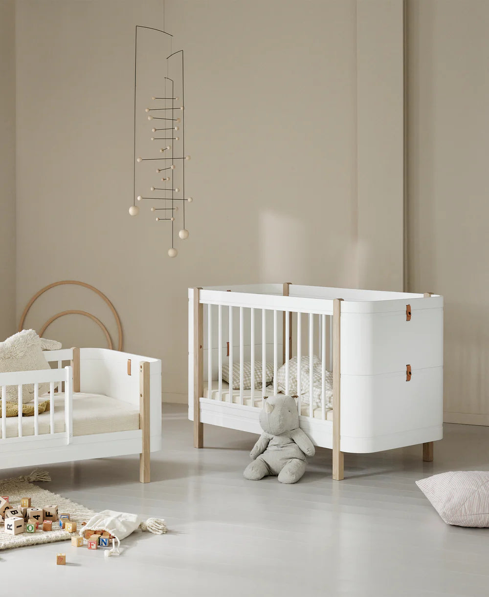 Wood Mini+ Cot Bed incl. Junior Kit - White/Oak
