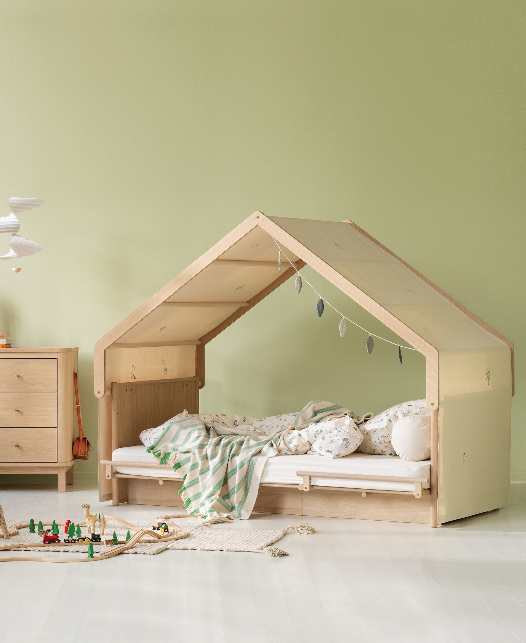 Camp Novel bed with house roof and canopy