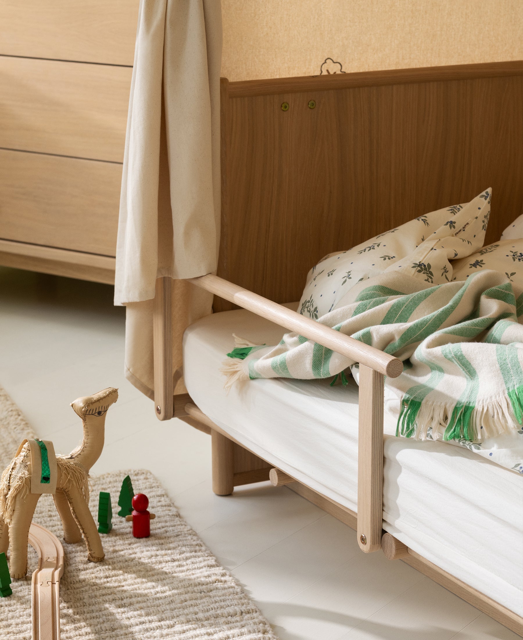 Camp Novel bed with bed guard
