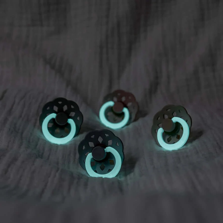 BIBS Boheme Night Glow - Various Colours BIBS Boheme GLOW has the same high quality as the original BIBS pacifiers but has a practical glow feature.The glow feature makes it easy for both parents and little ones to find the pacifiers in the dark and accommodates the frustration it can cause for parents to stand in the middle of the night - in total darkness - looking for the pacifier with a crying child.Simply hold the pacifier up to a lamp for 5-10 sec. to activate the effect. Illuminates for 8+ hours. Glo